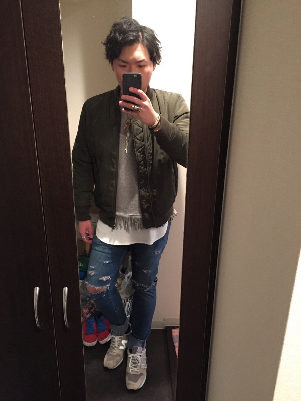 その他のブルゾン、グレー系のスウェット、ホワイト系のTシャツ/カットソーを着用したメンズの冬コーディネートの1枚目の写真