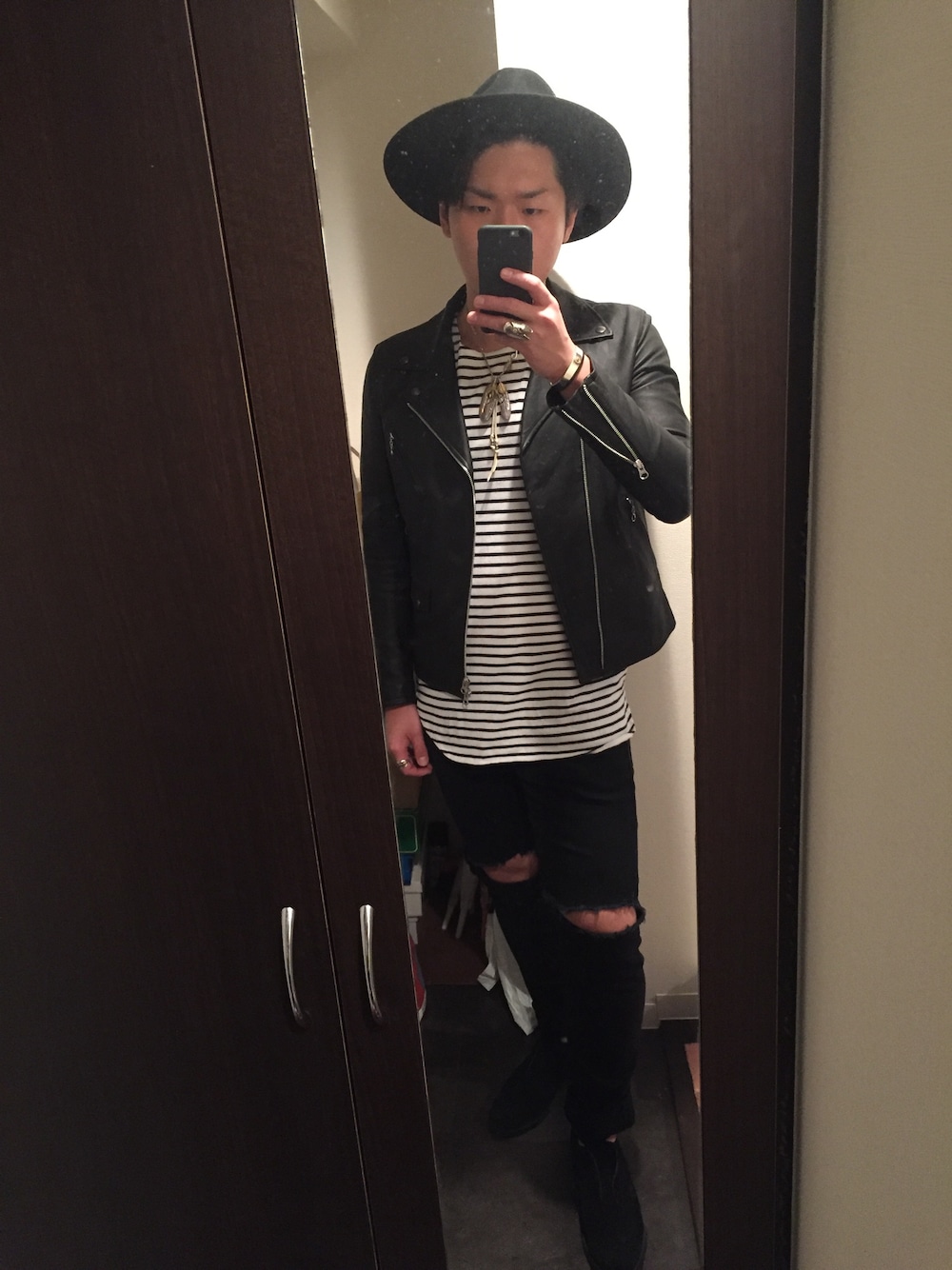 ブラック系のライダースジャケット、その他のTシャツ/カットソー、ブラック系のデニムパンツを着用したメンズの春コーディネートの1枚目の写真