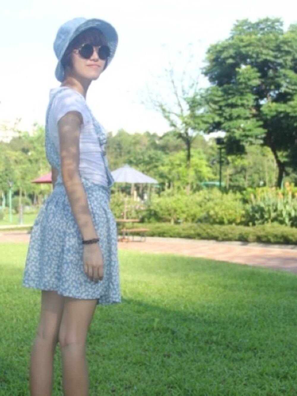「summer」｜「Alandのアイテム（キャップ、ブルー系）」を使った、Emily Lauさん（レディース・164cm）の夏コーディネートの1枚目の写真