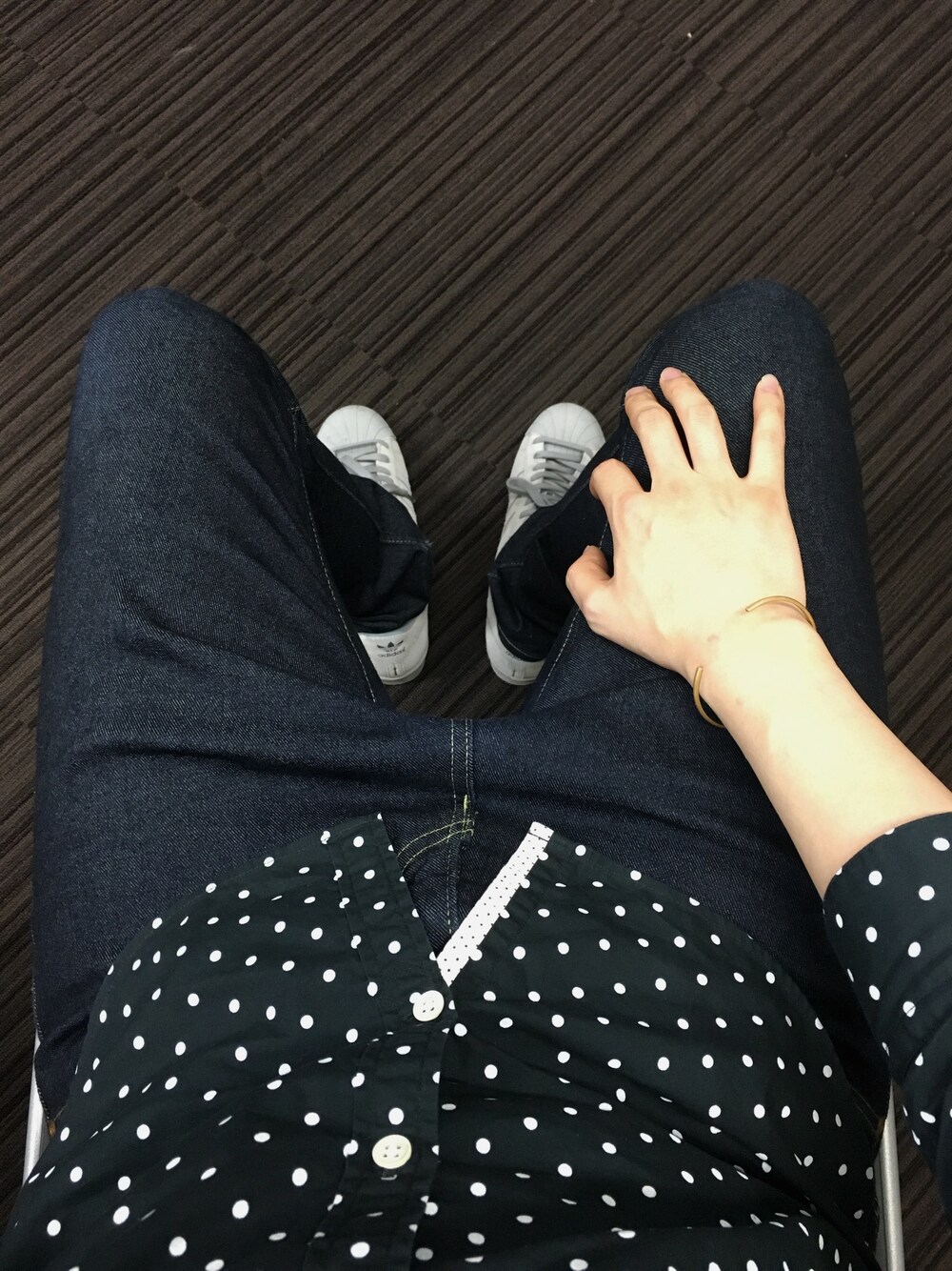 ブラック系のシャツ/ブラウス、ブルー系のデニムパンツ、グレー系のスニーカーを着用したメンズの秋コーディネートの1枚目の写真