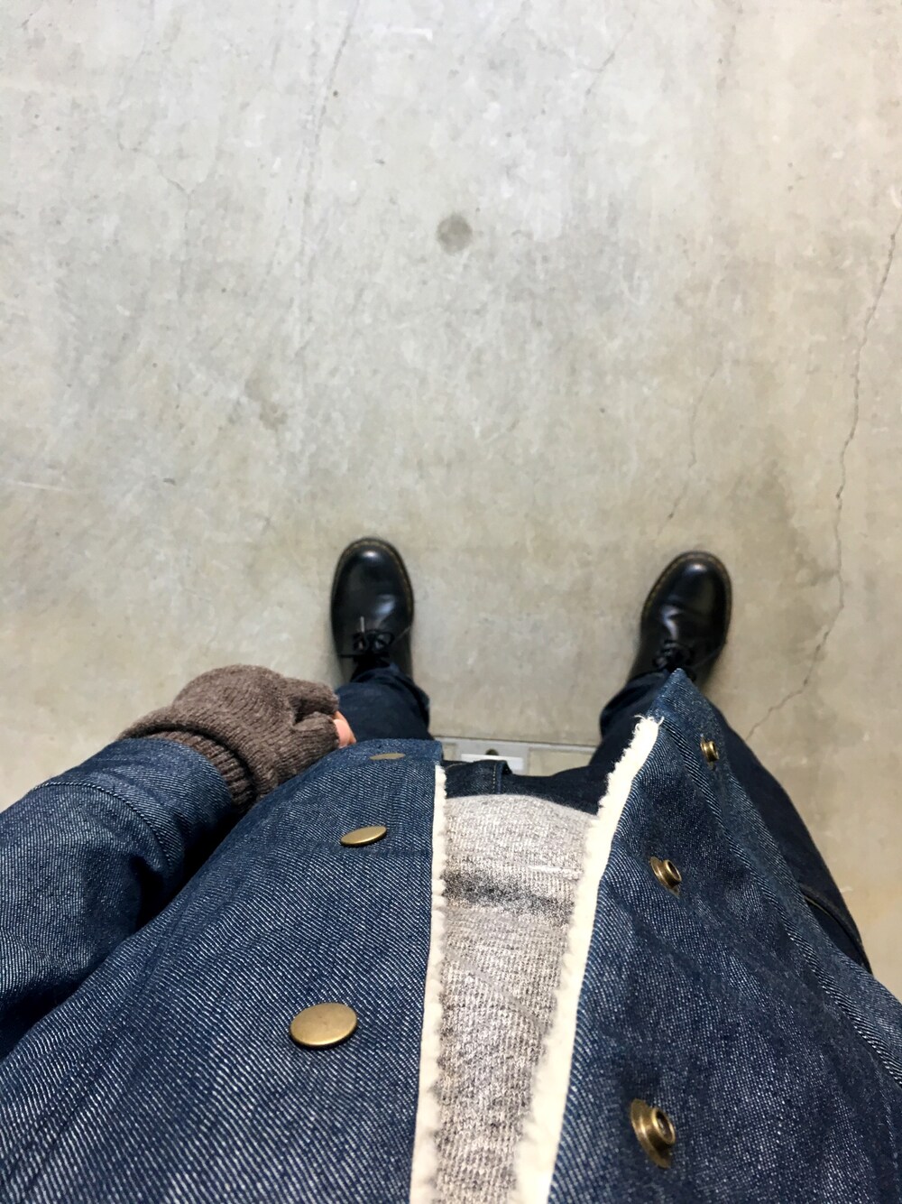 ブラック系のブーツ、ブルー系のブルゾン、グレー系のスウェットを着用したメンズの冬コーディネートの1枚目の写真