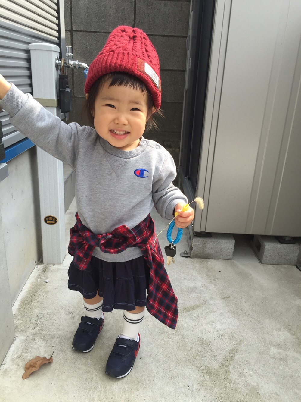 「1歳、1歳6ヶ月、しまむら、西松屋、Champion、前髪ぱっつん、パッツン前髪、秋コーデ」｜「しまむらのアイテム（ニットキャップ/ビーニー、レッド系）」を使った、naaanさん（キッズ・80cm）の秋コーディネートの1枚目の写真