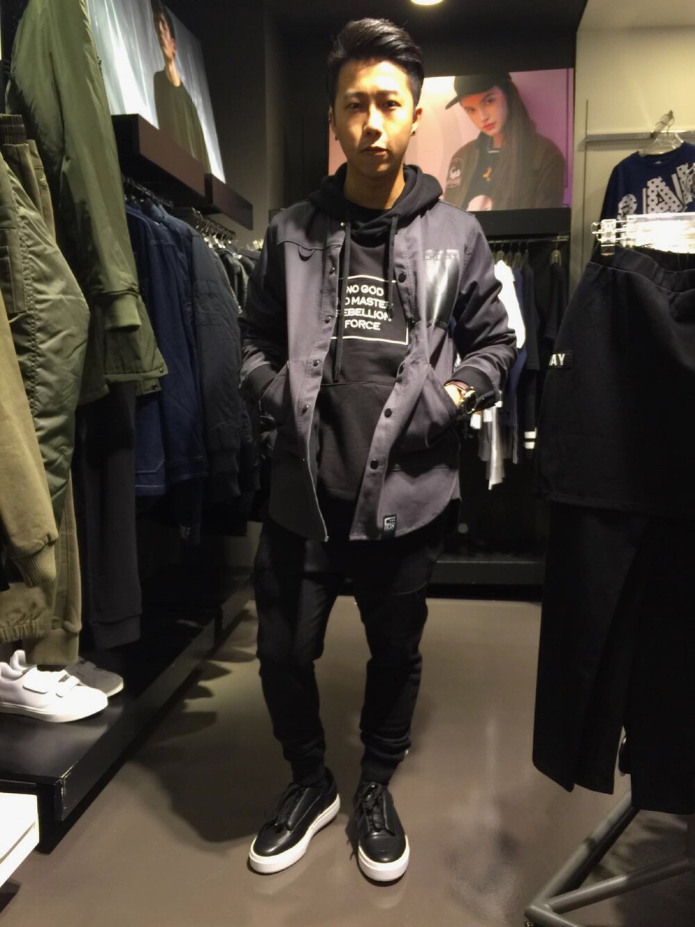 「catalog hk」｜「C'terBoxのアイテム（パーカー、ブラック系）」を使った、Ming Shumさん（メンズ・172cm）の冬コーディネートの1枚目の写真