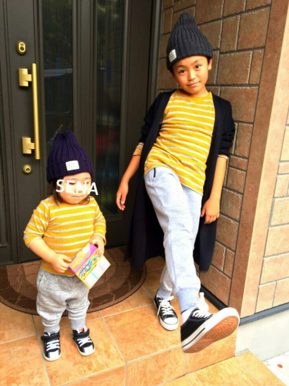 グレー系のその他パンツ、イエロー系のTシャツ/カットソー、イエロー系のTシャツ/カットソーを着用したキッズの秋コーディネートの1枚目の写真