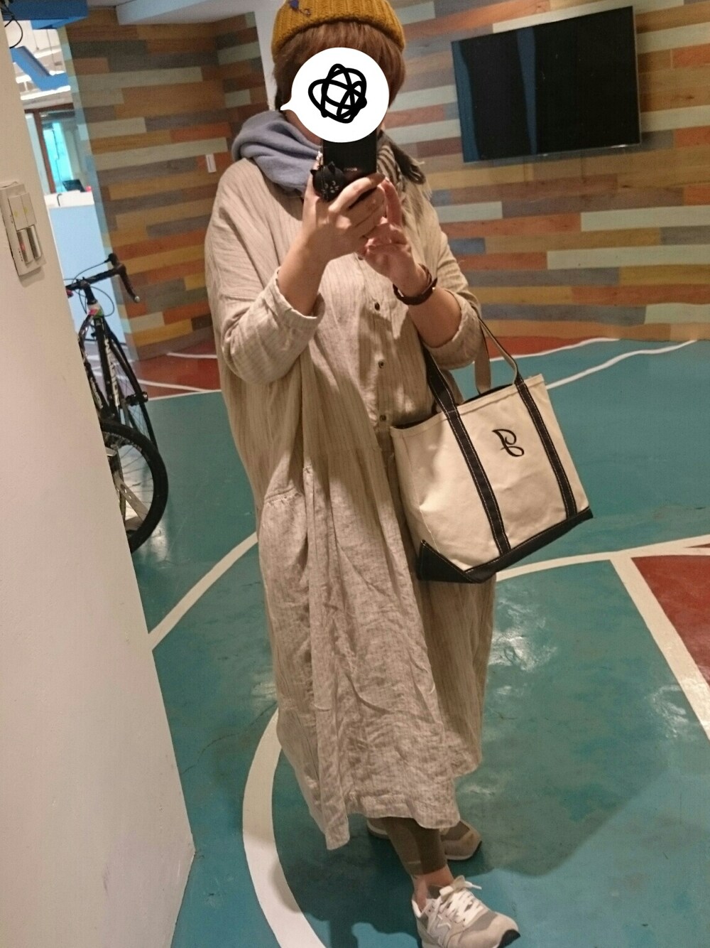 「ワンピース、 ニット帽、LL.Bean、ＮＢ、veritecoeur」｜「ichiのAntiquités linen stripe gather shirts one piece（シャツワンピース、ベージュ系）」を使った、chow.さん（レディース・158cm）の冬コーディネートの1枚目の写真