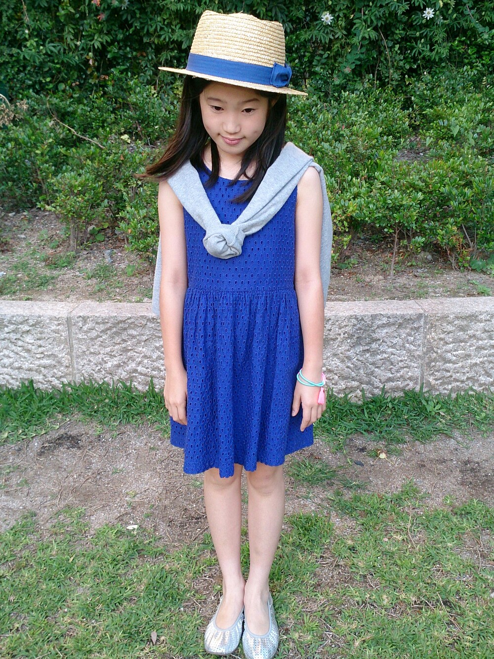 ブルー系のワンピース/ドレス、グレー系のトップス、シルバー系のシューズを着用したキッズの夏コーディネートの1枚目の写真