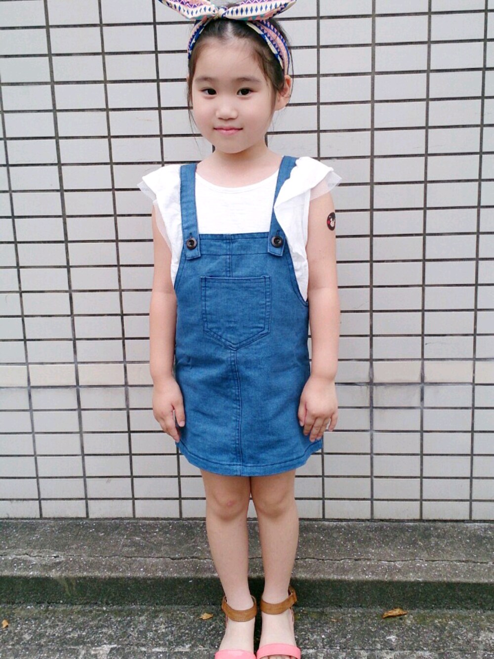 「デニム、ジャンパースカート、ヘアバンド、シンプル、女の子、kids、ワンレン」｜「GUのアイテム（トップス、ホワイト系）」を使った、neroliさん（キッズ・110cm）の夏コーディネートの1枚目の写真