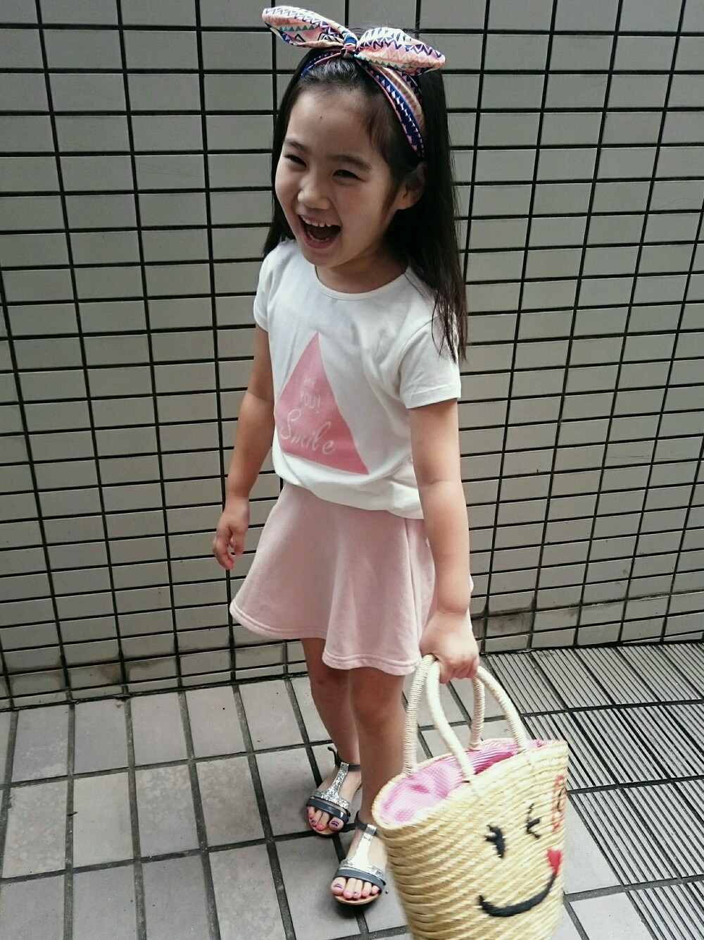 「キッズコーデ、ヘアバンド、女の子、かごバッグ」｜「ZARAのアイテム（トップス、ホワイト系）」を使った、neroliさん（キッズ・110cm）の夏コーディネートの1枚目の写真