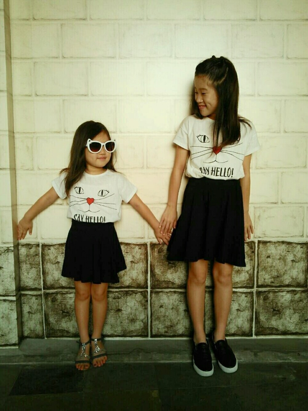 「女の子、キッズファッション、ネコ、サングラス、モノトーン、Tシャツ、姉妹コーデ、リンクコーデ、お揃いコーデ」｜「ベレー帽も❤のアイテム（その他、ブラック系）」を使った、neroliさん（キッズ・110cm）の夏コーディネートの1枚目の写真
