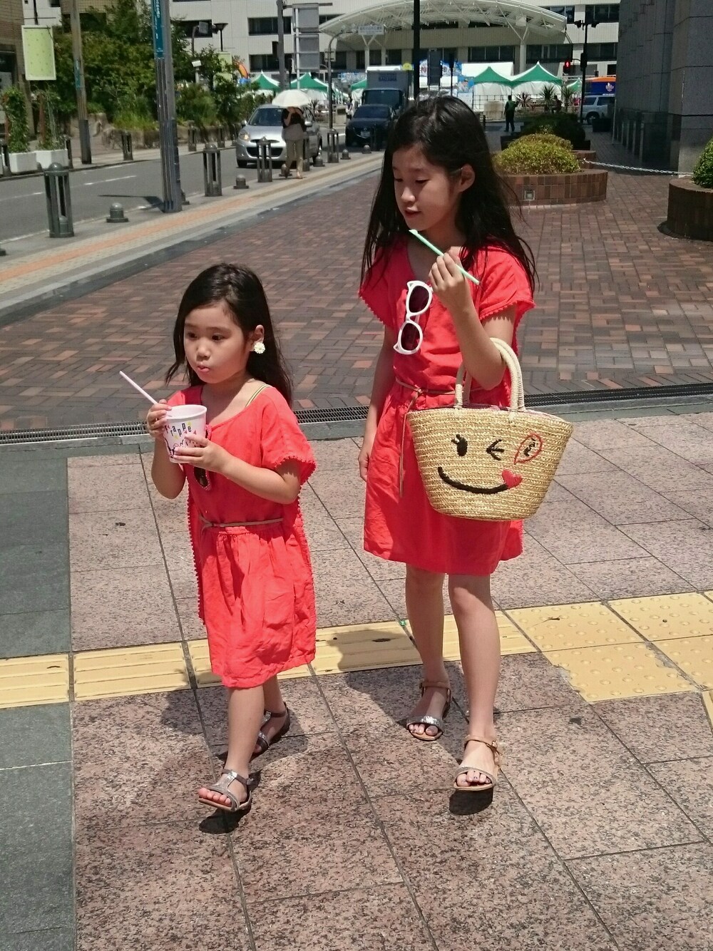 「キッズファッション、女の子、姉妹、ワンピース、サングラス、姉妹コーデ、おそろいコーデ、夏休み、水遊び、赤」｜「ZARAのアイテム（ワンピース/ドレス、レッド系）」を使った、neroliさん（キッズ・110cm）の夏コーディネートの1枚目の写真