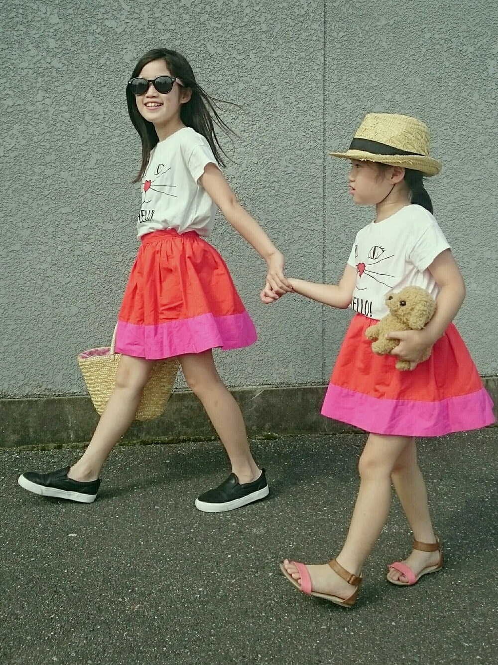 「キッズファッション、女の子、おそろいコーデ、リンクコーデ、ネコTシャツ、動物モチーフ、かごバッグ、姉妹コーデ、むぎわら帽子」｜「ZARAのアイテム（トップス、ホワイト系）」を使った、neroliさん（キッズ・110cm）の夏コーディネートの1枚目の写真