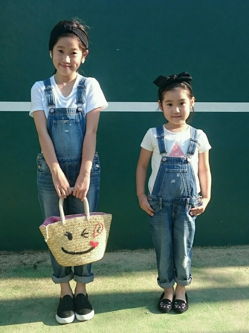 「キッズファッション、女の子、おそろいコーデ、リンクコーデ、姉妹コーデ、デニム、オーバーオール、GAP、白Tシャツ、かごバッグ」｜「ZARAのアイテム（トップス、ホワイト系）」を使った、neroliさん（キッズ・110cm）の夏コーディネートの1枚目の写真