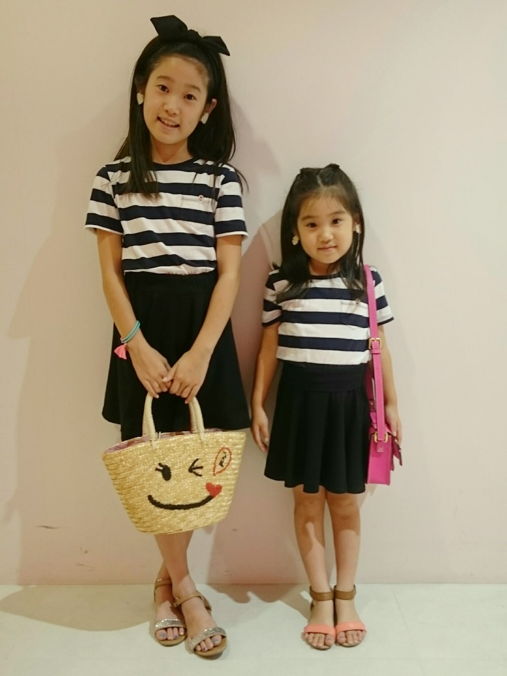 「キッズファッション、女の子、姉妹コーデ、お揃い、ボーダー、モノトーン、おそろいコーデ」｜「UNIQLOのアイテム（トップス、その他）」を使った、neroliさん（キッズ・110cm）の夏コーディネートの1枚目の写真