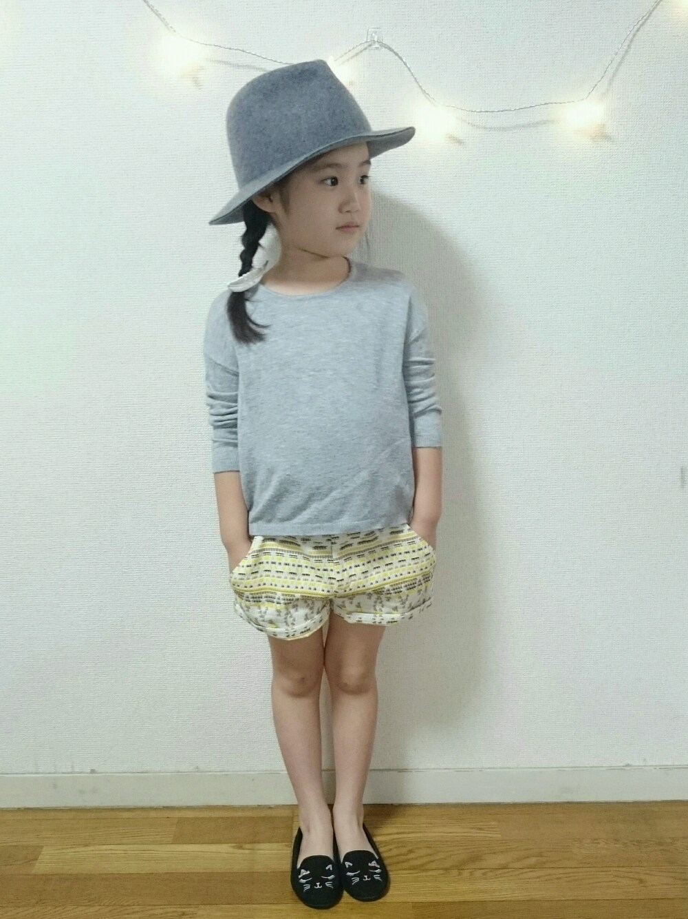 「女の子、キッズファッション、フェルトハット、ショートパンツ、5歳、秋コーデ、ニット、シンプル」｜「Right-onのアイテム（帽子、グレー系）」を使った、neroliさん（キッズ・110cm）の秋コーディネートの1枚目の写真