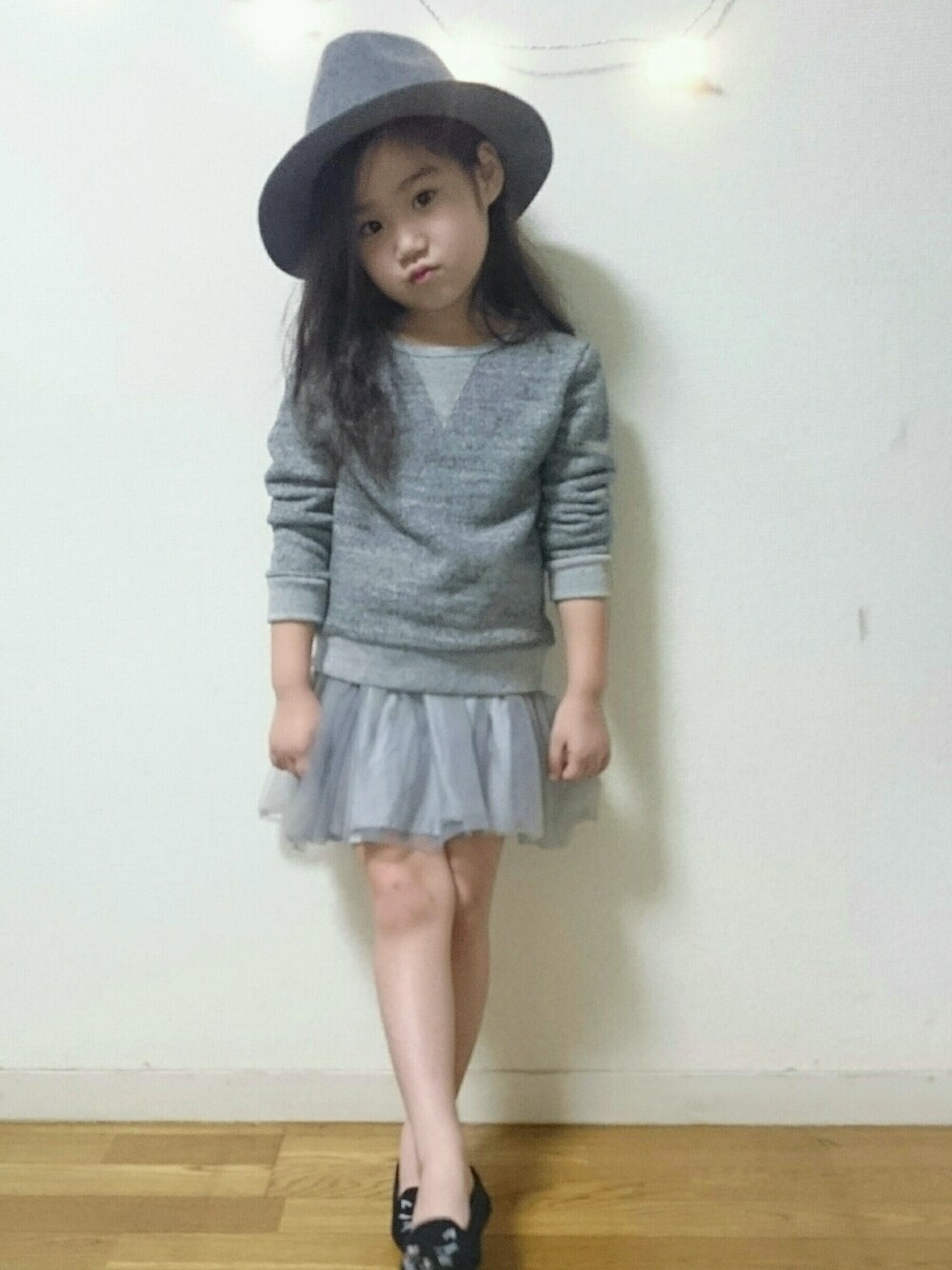 「ワントーンコーデ、キッズファッション、フェルトハット、チュールスカート、グレー、女の子、5歳、韓国子供服、シンプル」｜「Birthdayのアイテム（トップス、グレー系）」を使った、neroliさん（キッズ・110cm）の秋コーディネートの1枚目の写真