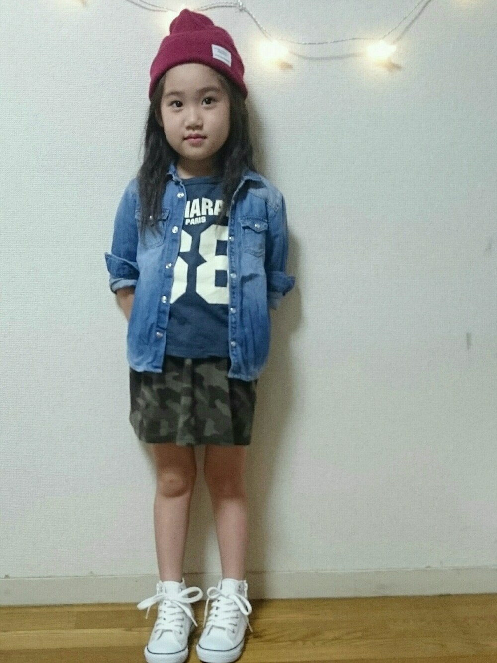 「ニット帽、キッズファッション、女の子、デニムシャツ、カモフラ、カジュアル、コンバース」｜「韓国子供服のアイテム（トップス、ブルー系）」を使った、neroliさん（キッズ・110cm）の秋コーディネートの1枚目の写真