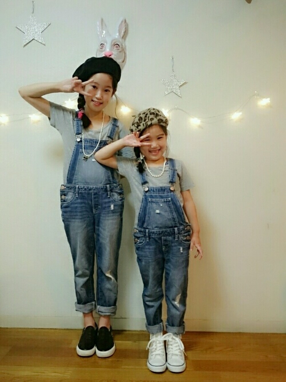 「キッズファッション、女の子、姉妹コーデ、オーバーオール、サロペット、ベレー帽、おそろいコーデ、ラブ＆ピース2015」｜「GUのアイテム（トップス、グレー系）」を使った、neroliさん（キッズ・110cm）の秋コーディネートの1枚目の写真