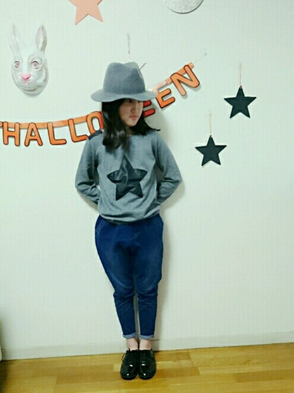 「小学生、女の子、星、ニット」｜「H&Mのアイテム（トップス、グレー系）」を使った、neroliさん（キッズ・110cm）の秋コーディネートの1枚目の写真