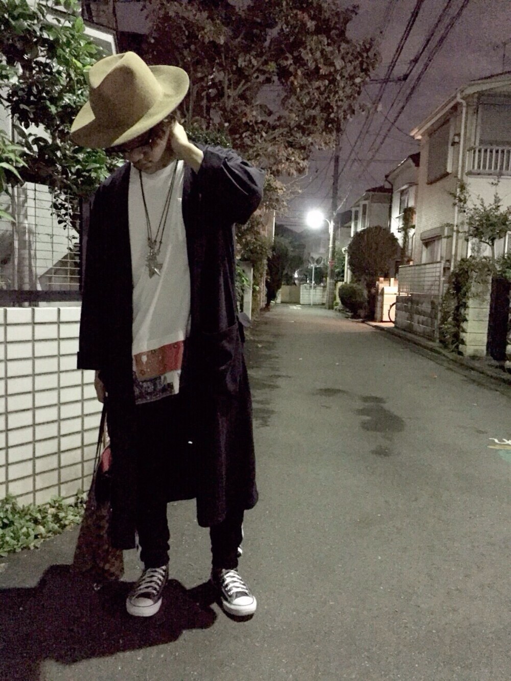 「スニーカー、黒、秋のコーデ、秋、白スニーカー、H&M、adidas、MIHARAYASUHIRO、UNUSED、秋服」｜「UNUSEDのアイテム（ハット、ベージュ系）」を使った、Hayatoさん（メンズ・170cm）の秋コーディネートの1枚目の写真