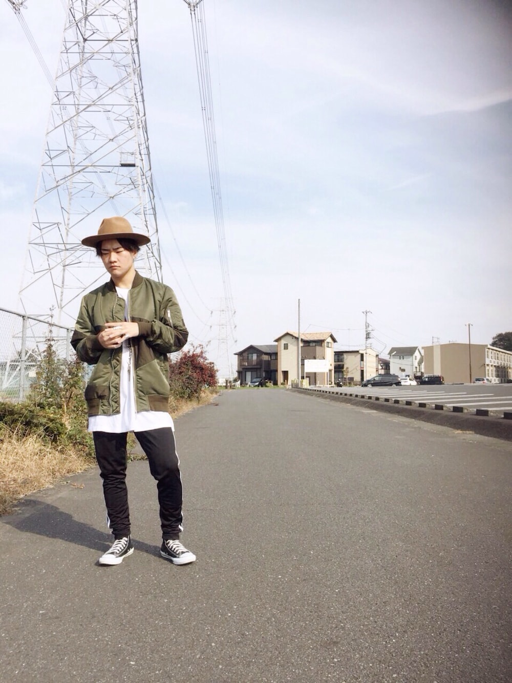 「秋冬コーデ、カジュアル、黒パンツ、MA-1、白Tシャツ、converse、MIHARAYASUHIRO、GIVENCHY、adidas」｜「GIVENCHYのアイテム（キーケース/キーアクセサリー、ブラック系）」を使った、Hayatoさん（メンズ・170cm）の秋コーディネートの1枚目の写真