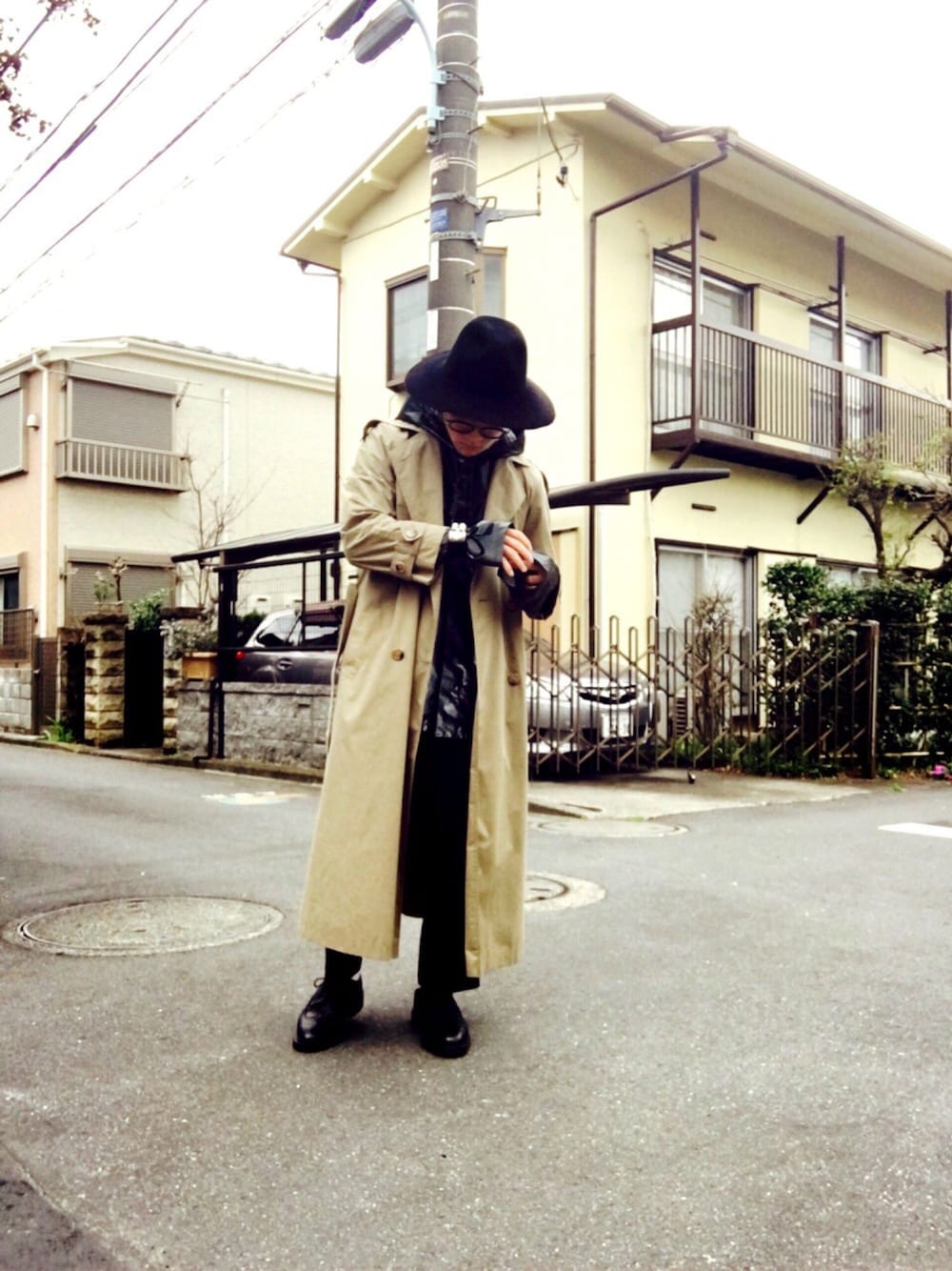 「春、黒、ハット、めがね、はるコーデ、スラックス、ロングコート、トレンチコート、HERMES、THOMBROWNE」｜「5525Gallery×KIJIMA TAKAYUKIの5525gallery×KIJIMA TAKAYUKI(5525ギャラリー×キジマ タカユキ)  WIDE BRIM HAT†（ハット、ブラック系）」を使った、Hayatoさん（メンズ・170cm）の春コーディネートの1枚目の写真