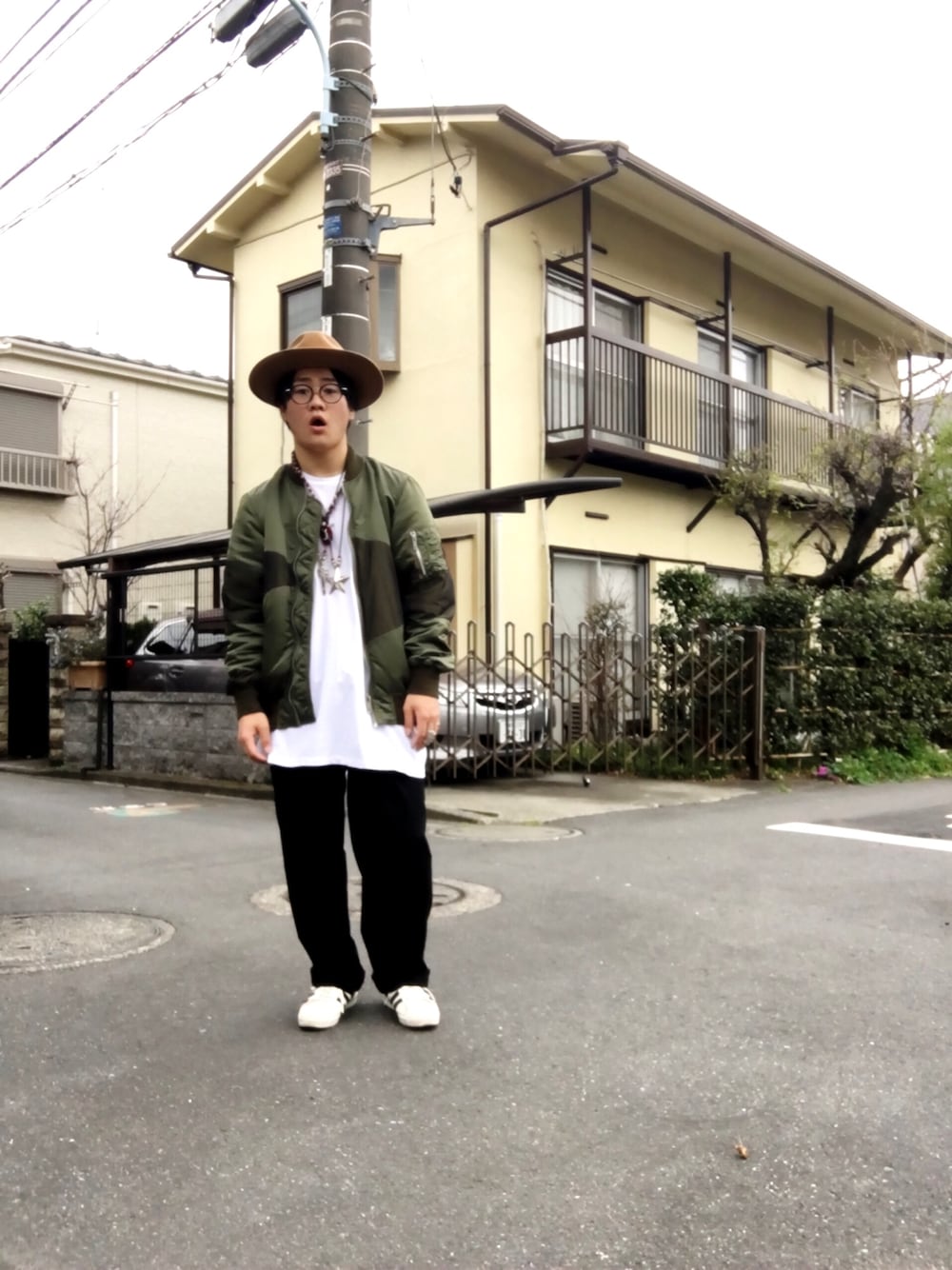 「春、はるコーデ、オトナカジュアル、黒、MA-1、Tシャツ、ビックシルエット、ハット、キャメル、adidas」｜「UNUSEDのアイテム（ハット、ベージュ系）」を使った、Hayatoさん（メンズ・170cm）の春コーディネートの1枚目の写真
