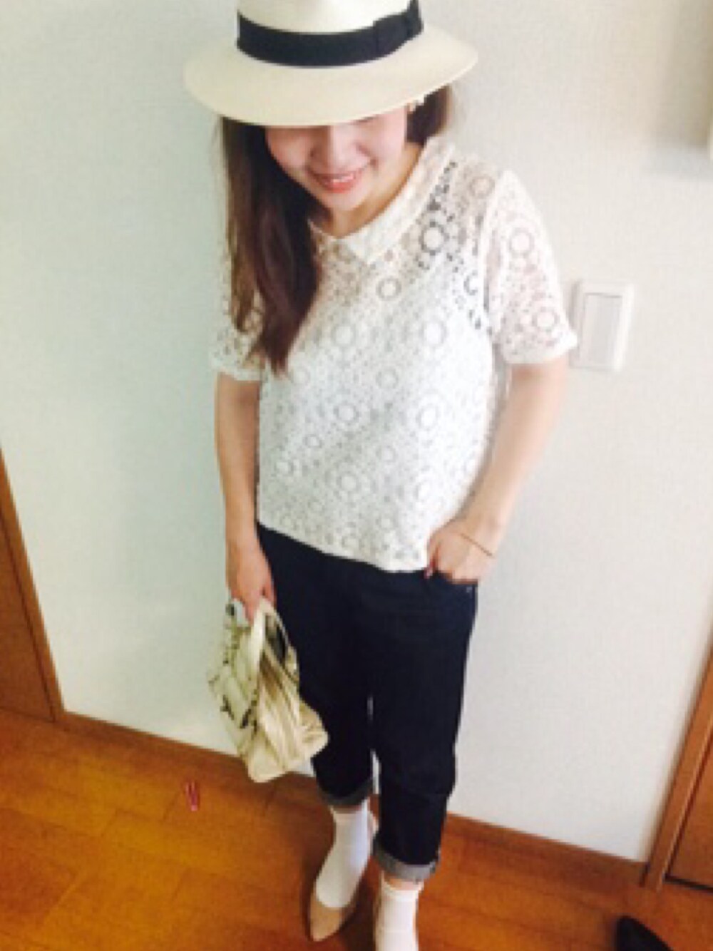 ホワイト系のトップス、ブルー系のデニムパンツ、ベージュ系のパンプスを着用したレディースの夏コーディネートの1枚目の写真