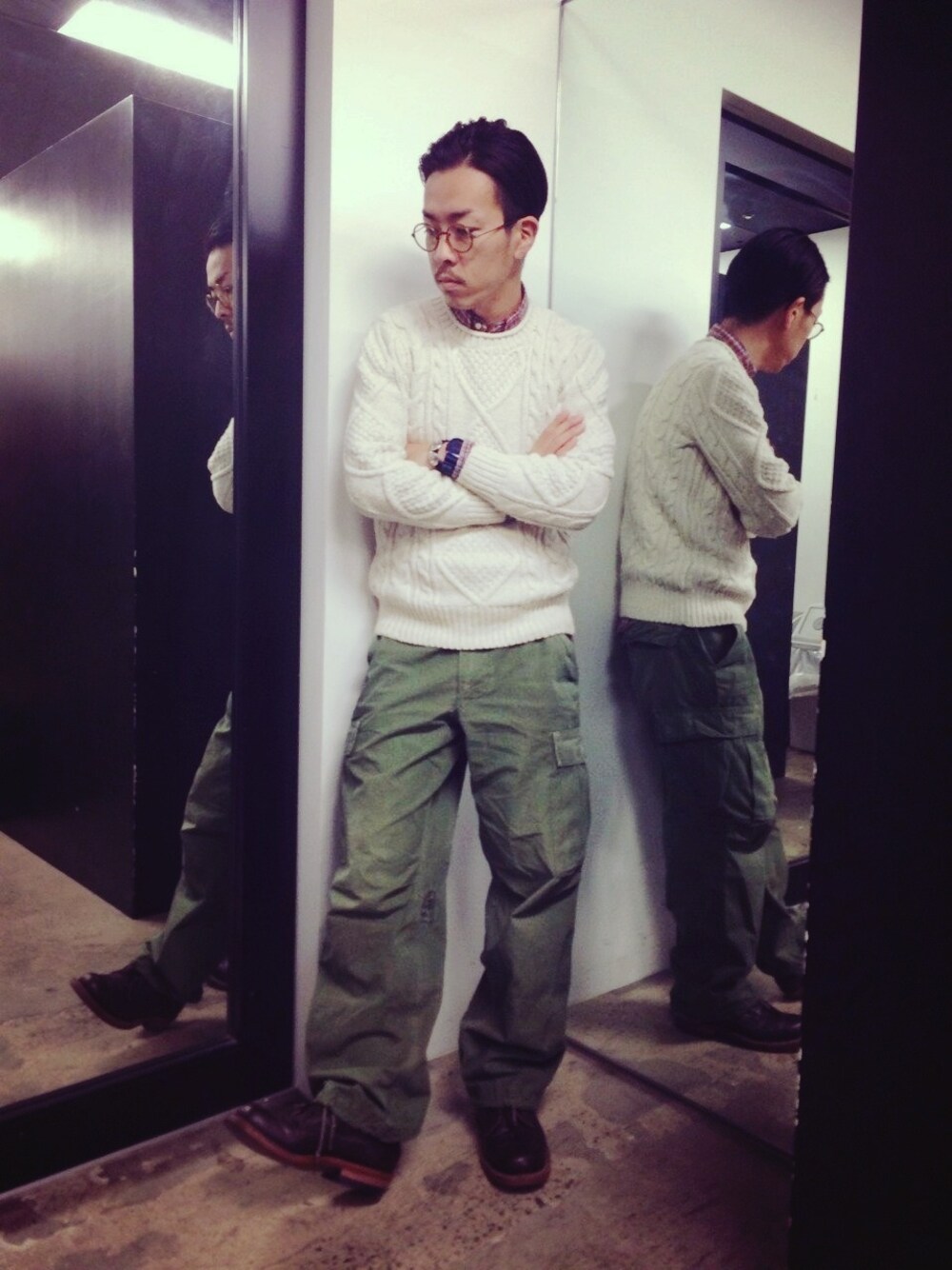 「丸メガネ、アランニット、カーキのカーゴパンツ」｜「POLO RALPH LAURENのPOLO RALPH LAUREN FISHERMANS KNIT（ニット/セーター、ホワイト系）」を使った、Ken Matsudaさん（メンズ・174cm）の冬コーディネートの1枚目の写真