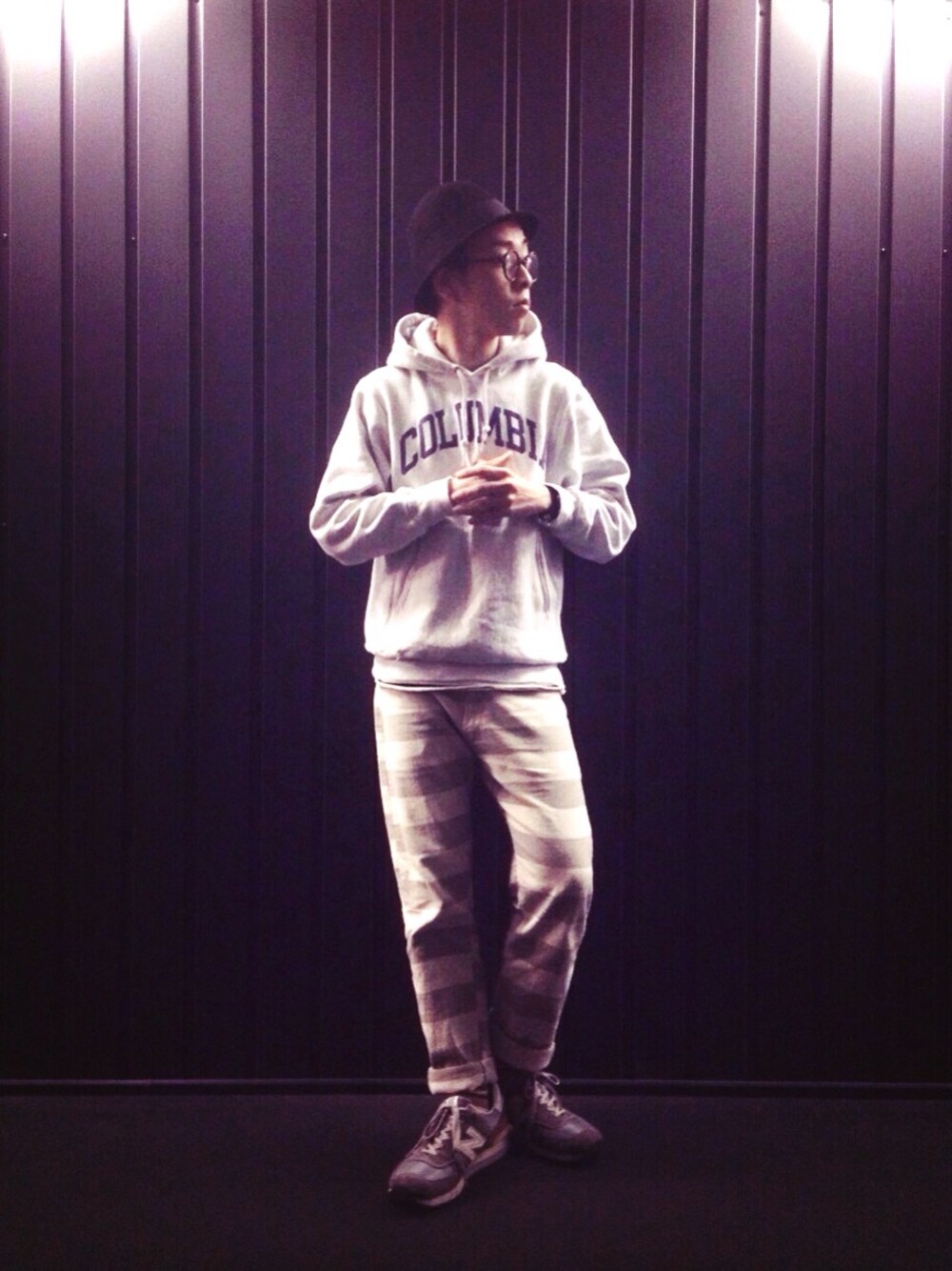 「プレッピー、モノトーン、ロゴスウェット、オールホワイト、ホワイトパンツ」｜「ChampionのCHAMPION REVERSE WEAVE PARKA（COLUMBIA UNIV.）（パーカー、グレー系）」を使った、Ken Matsudaさん（メンズ・174cm）の冬コーディネートの1枚目の写真