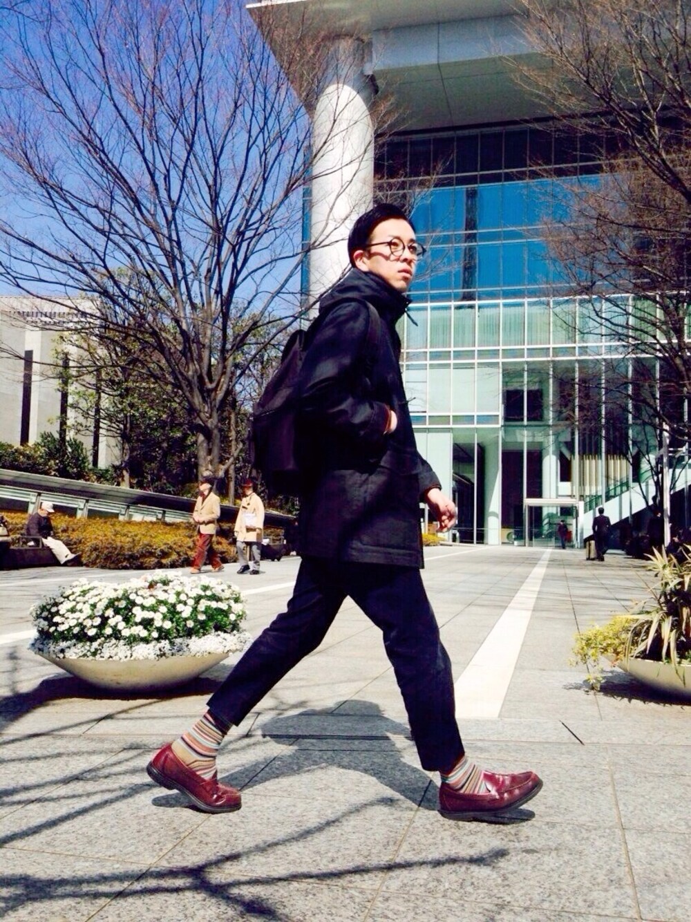 「モッズコート、ローファー、靴下チラ見せ、黒縁メガネ」｜「Steven AlanのSTEVEN ALAN/TRAIL JACKET（その他アウター、ブラック系）」を使った、Ken Matsudaさん（メンズ・174cm）の春コーディネートの1枚目の写真