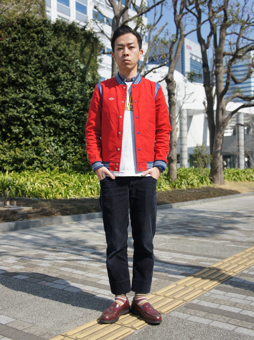 「スタジャン、プレッピー、レッド、ローファー、靴下チラ見せ」｜「DELUXEのVARSITY JKT（スタジャン、レッド系）」を使った、Ken Matsudaさん（メンズ・174cm）の春コーディネートの1枚目の写真