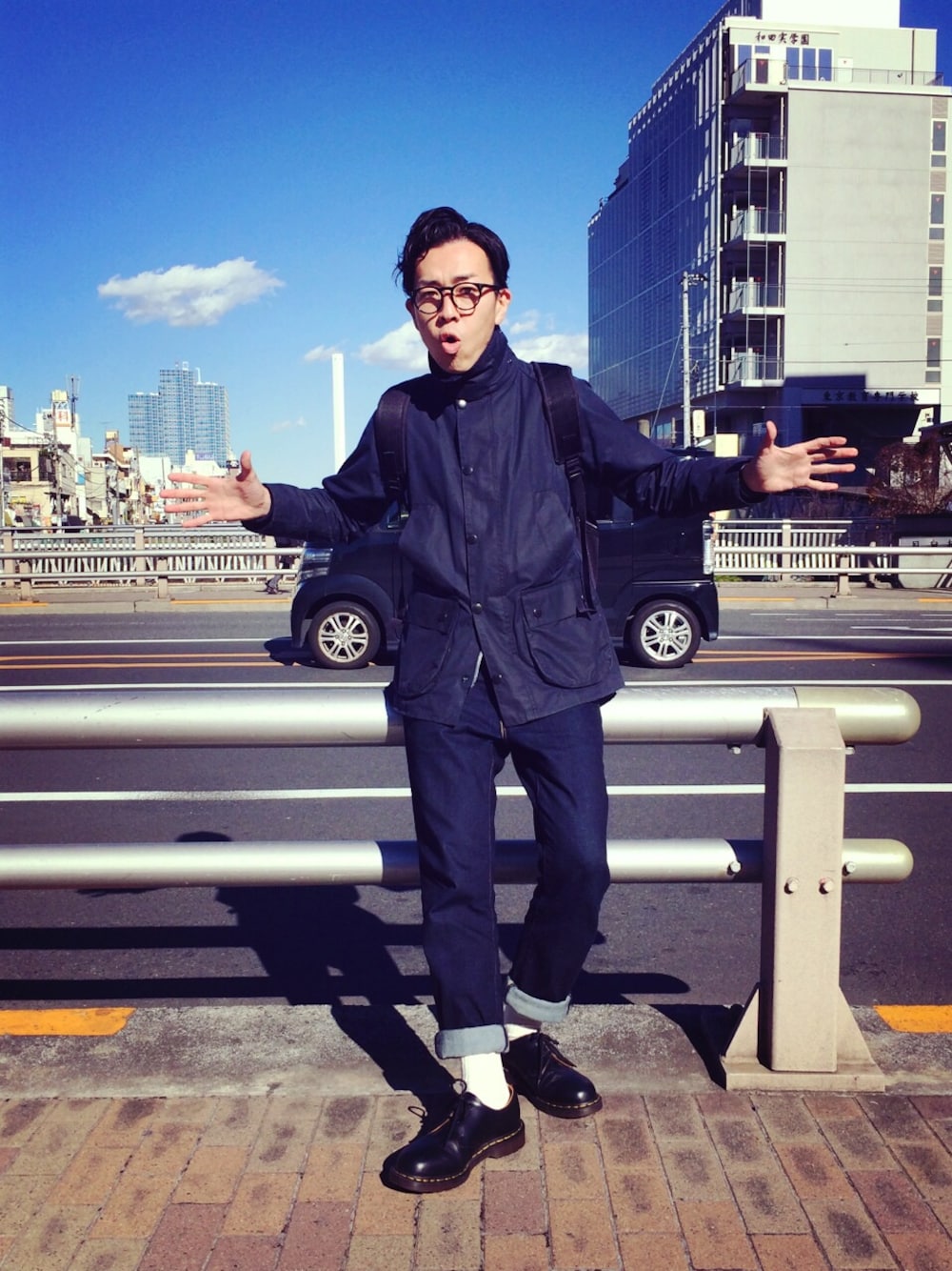 ブルー系のブルゾン、ブルー系のデニムパンツ、その他シューズを着用したメンズの冬コーディネートの1枚目の写真