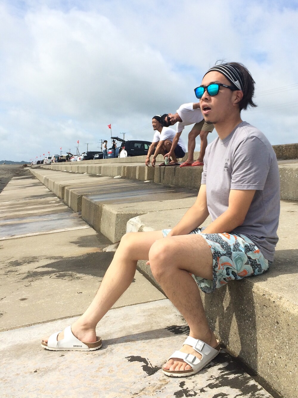 グレー系のTシャツ/カットソー、その他のその他パンツ、ホワイト系のサンダルを着用したメンズの夏コーディネートの1枚目の写真