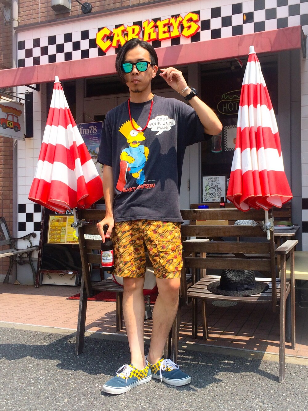 ブラック系のTシャツ/カットソー、イエロー系のその他パンツ、イエロー系のスニーカーを着用したメンズの夏コーディネートの1枚目の写真