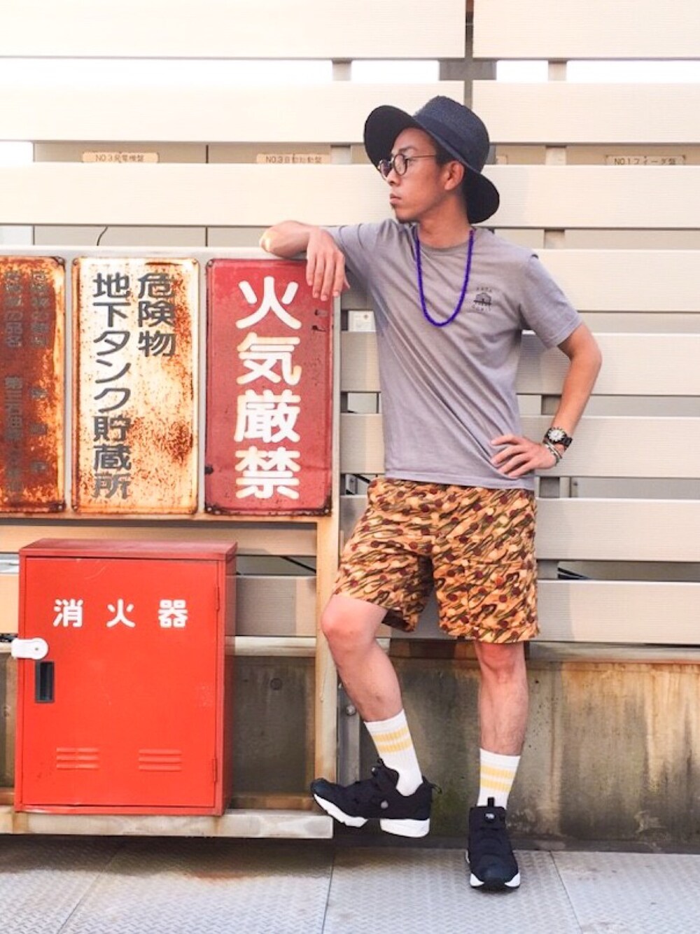 「Tシャツ、グレー、ツバ広ハット、ラインソックス、ポンプフューリー、無地T、ショートパンツ、ショーツ、黒縁メガネ、ビーズネックレス」｜「patagoniaの【patagonia】M'S P-6 LOGO T-SHIRT（Tシャツ/カットソー、グレー系）」を使った、Ken Matsudaさん（メンズ・174cm）の夏コーディネートの1枚目の写真