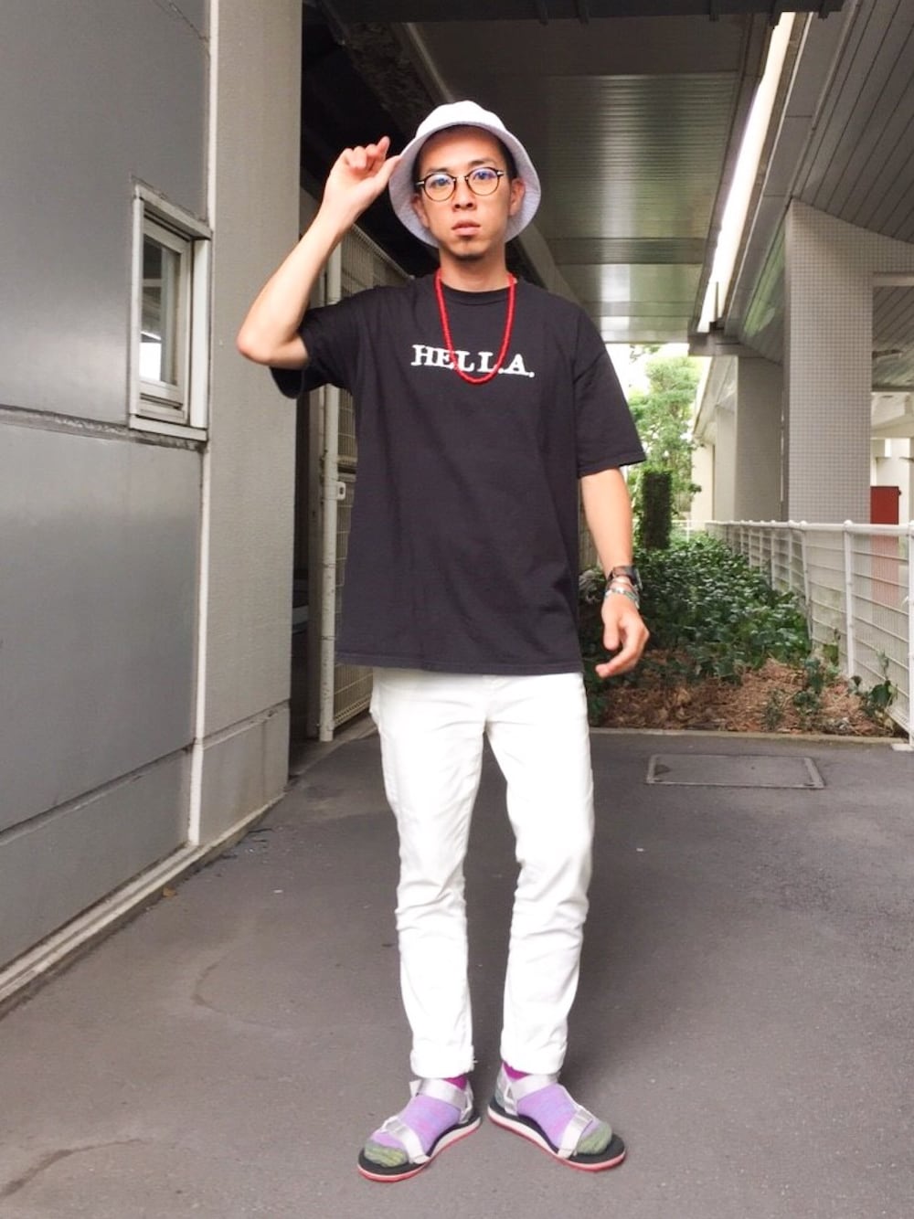 ブラック系のTシャツ/カットソー、ホワイト系のサンダル、ホワイト系のハットを着用したメンズの秋コーディネートの1枚目の写真