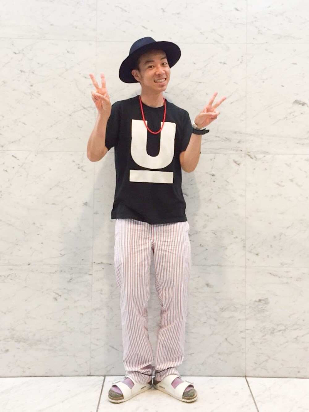 ブラック系のTシャツ/カットソー、その他のその他パンツ、ホワイト系のサンダルを着用したメンズの秋コーディネートの1枚目の写真