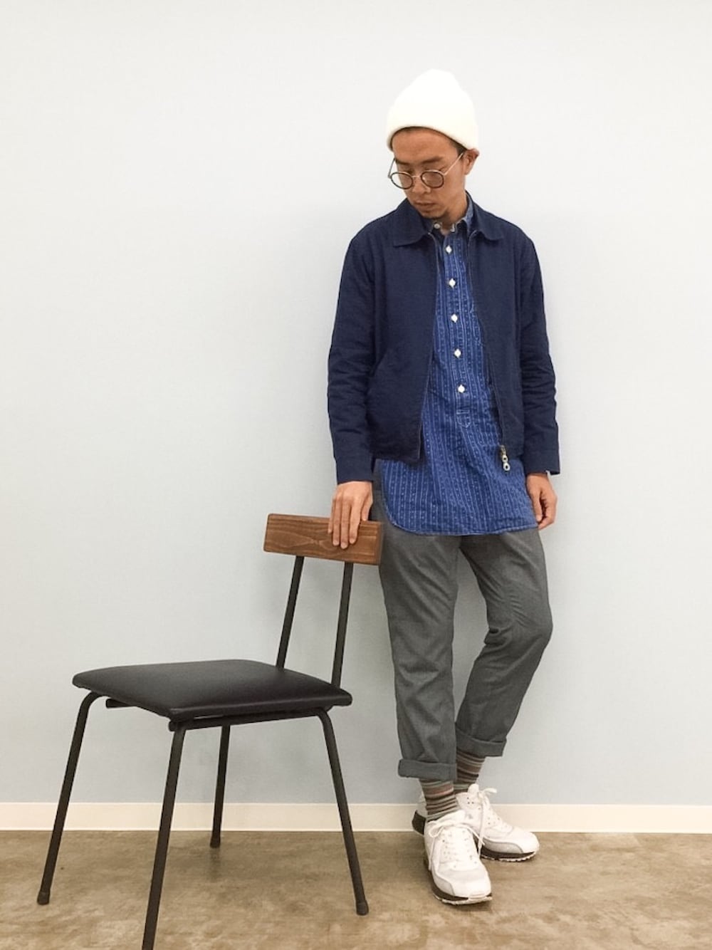 ブルー系のシャツ/ブラウス、グレー系のスラックス、ホワイト系のスニーカーを着用したメンズの秋コーディネートの1枚目の写真