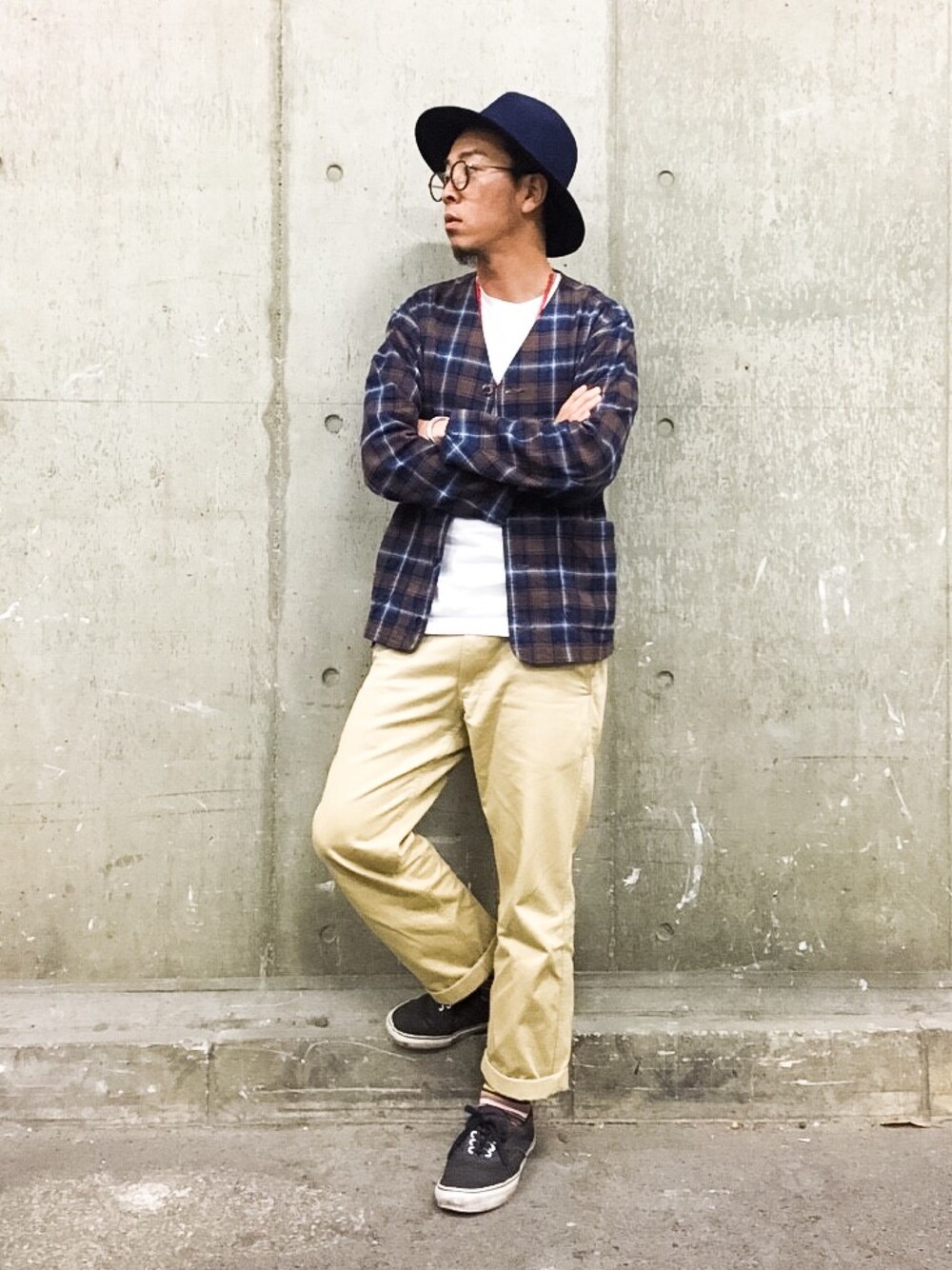 ブラウン系のノーカラージャケット、ベージュ系のチノパンツ、ホワイト系のTシャツ/カットソーを着用したメンズの冬コーディネートの1枚目の写真