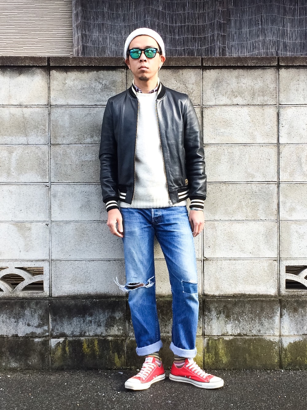 「古着、デニム、カジュアル、レザー、ブラック、ネイビー、黒、ロールアップ、冬、春」｜「WACKO MARIAのALL LEATHER STADIUM JKT（スタジャン、ブラック系）」を使った、Ken Matsudaさん（メンズ・174cm）の冬コーディネートの1枚目の写真