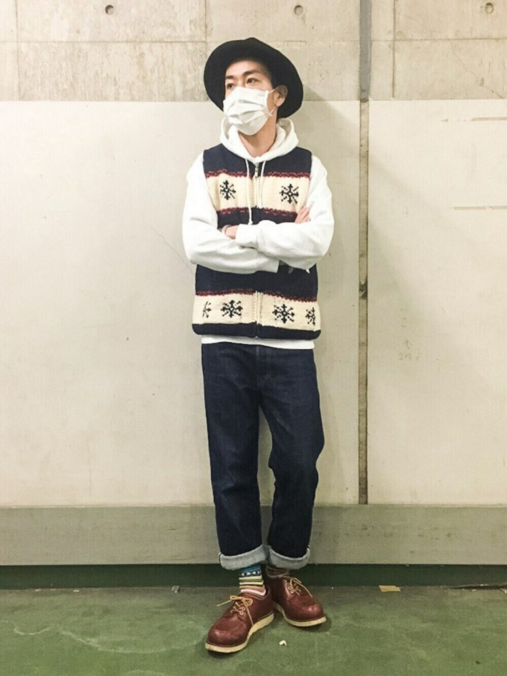 「シンプルコーデ、古着、パーカー、ハット、古着ミックス、Champion、花粉症、アメカジ、カウチン、ベスト」｜「Canadian Sweater Company Ltd.のCANADIAN SWEATER COWICHAN VEST（ベスト、ホワイト系）」を使った、Ken Matsudaさん（メンズ・174cm）の冬コーディネートの1枚目の写真