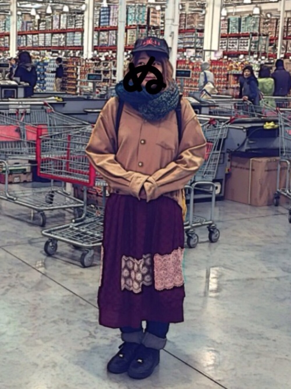 ブラック系のスニーカー、ブラウン系のその他アウター、パープル系のスカートを着用したレディースの冬コーディネートの1枚目の写真