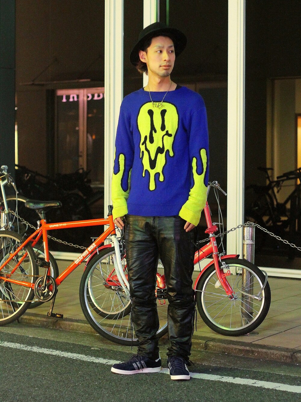 「adidas、JEREMY SCOTT、中折れハット」｜「【Wiz&Witch】[F*CK] Necklace（ネックレス、ゴールド系）」を使った、wizART(d)さん（メンズ・183cm）の冬コーディネートの1枚目の写真
