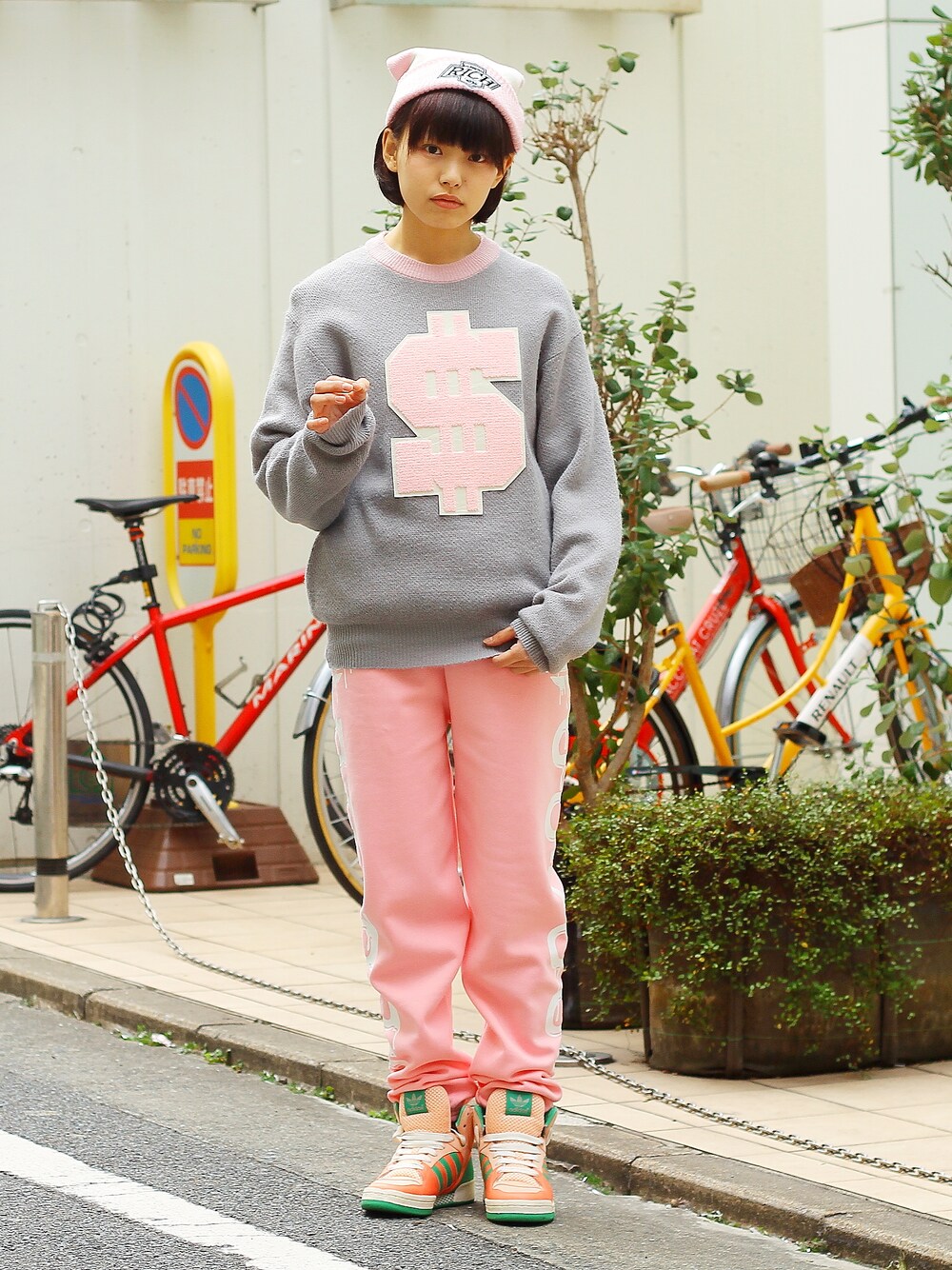 「adidas、JEREMY SCOTT、JOYRICH」｜「JOYRICHの【JOYRICH】LA Rich Stripe Knit Cap / PNK（ニットキャップ/ビーニー、ピンク系）」を使った、wizART(d)さん（レディース・168cm）の冬コーディネートの1枚目の写真