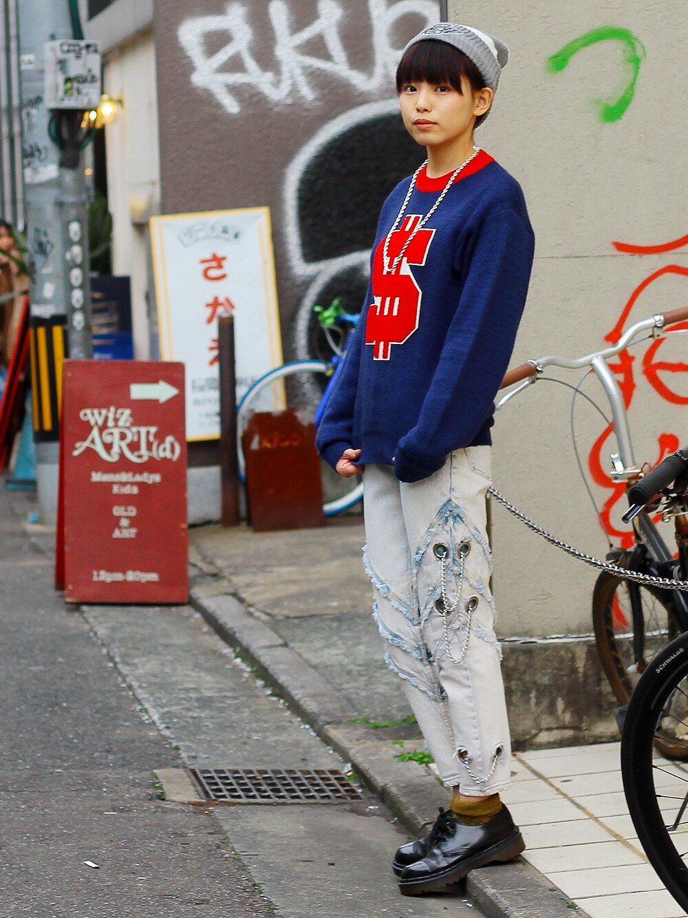 「Dr.Martens、お散歩♪、JOYRICH」｜「JOYRICHの【JOYRICH】Dollar Knit Crew / NVY（ニット/セーター、ブルー系）」を使った、wizART(d)さん（レディース・168cm）の冬コーディネートの1枚目の写真