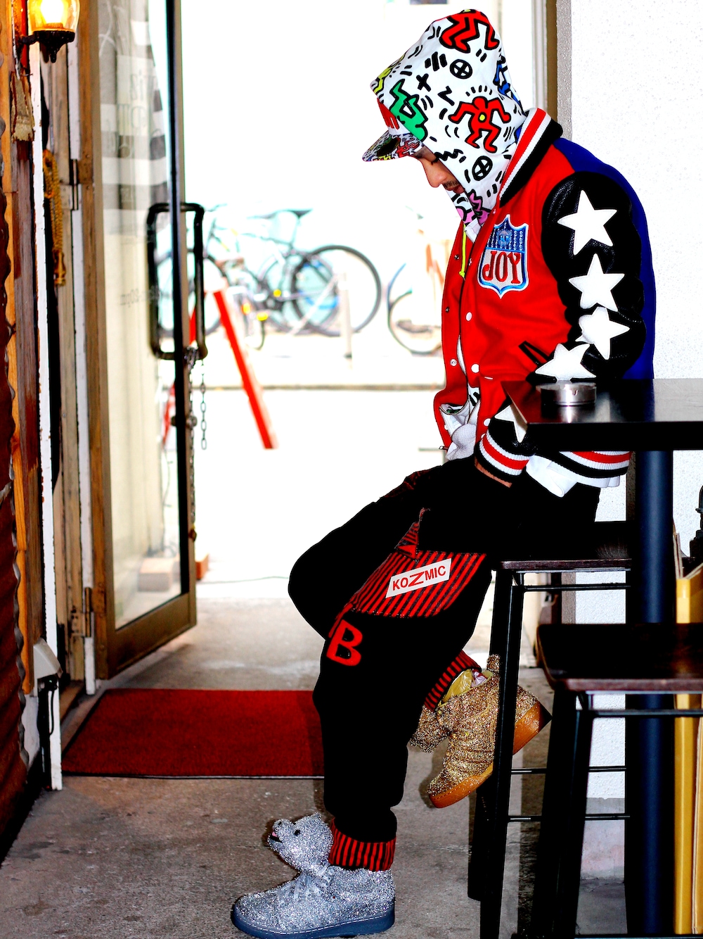 「adidas、JEREMY SCOTT、JOYRICH」｜「JOYRICHの【JOYRICH】Joy Team Logo USA Varsity Jacket / RED X NAVY（スタジャン、レッド系）」を使った、wizART(d)さん（メンズ・183cm）の冬コーディネートの1枚目の写真