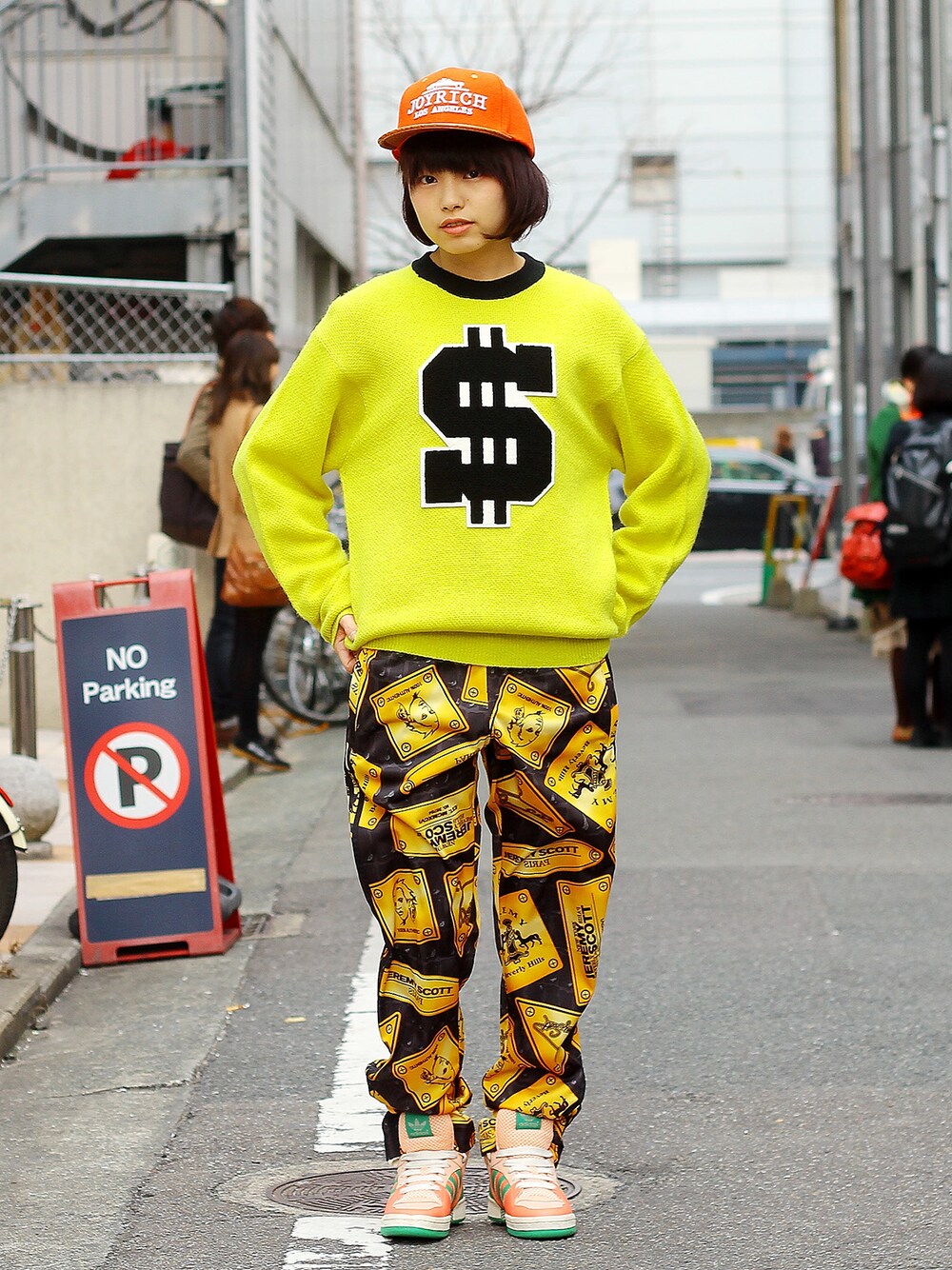 「イエロー、adidas、スポーツミックス」｜「JOYRICHの【JOYRICH】Dollar Knit Crew / NVY（ニット/セーター、ブルー系）」を使った、wizART(d)さん（レディース・168cm）の冬コーディネートの1枚目の写真