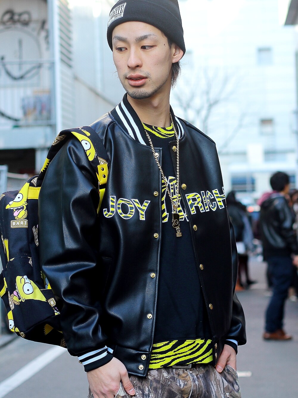 「バックパック、 イエロー、JOYRICH」｜「JOYRICHの【JOYRICH × The Simpsons】Bart Face Backpack / BLK（バックパック/リュック、ブラック系）」を使った、wizART(d)さん（メンズ・183cm）の冬コーディネートの1枚目の写真