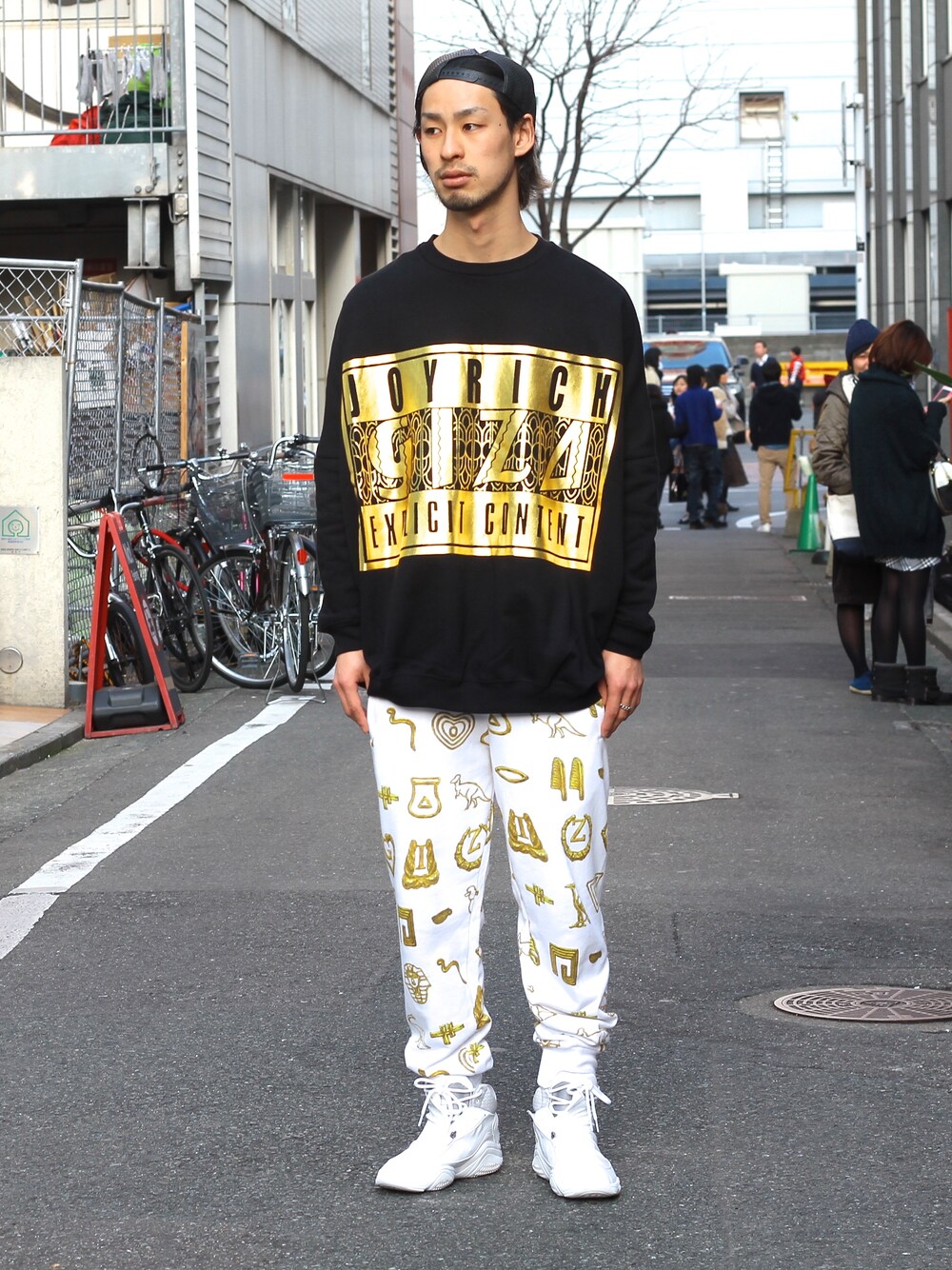 「ホワイトパンツ、JOYRICH、ハイテクスニーカー」｜「JOYRICHの【JOYRICH × GIZA】Giza Advisory Big Crew / BLK（スウェット、ブラック系）」を使った、wizART(d)さん（メンズ・183cm）の冬コーディネートの1枚目の写真