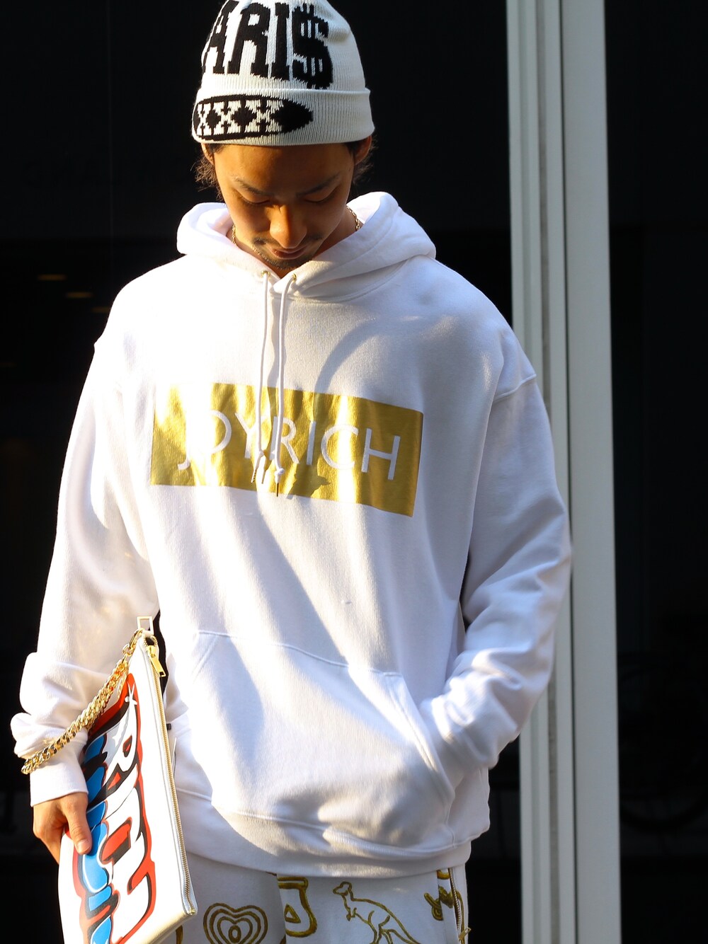 「パーティースタイル、JOYRICH、GIZA」｜「JOYRICHの【JOYRICH】Joyrich Logo Pull Over Hoodie / O.WHT（パーカー、ホワイト系）」を使った、wizART(d)さん（メンズ・183cm）の春コーディネートの1枚目の写真